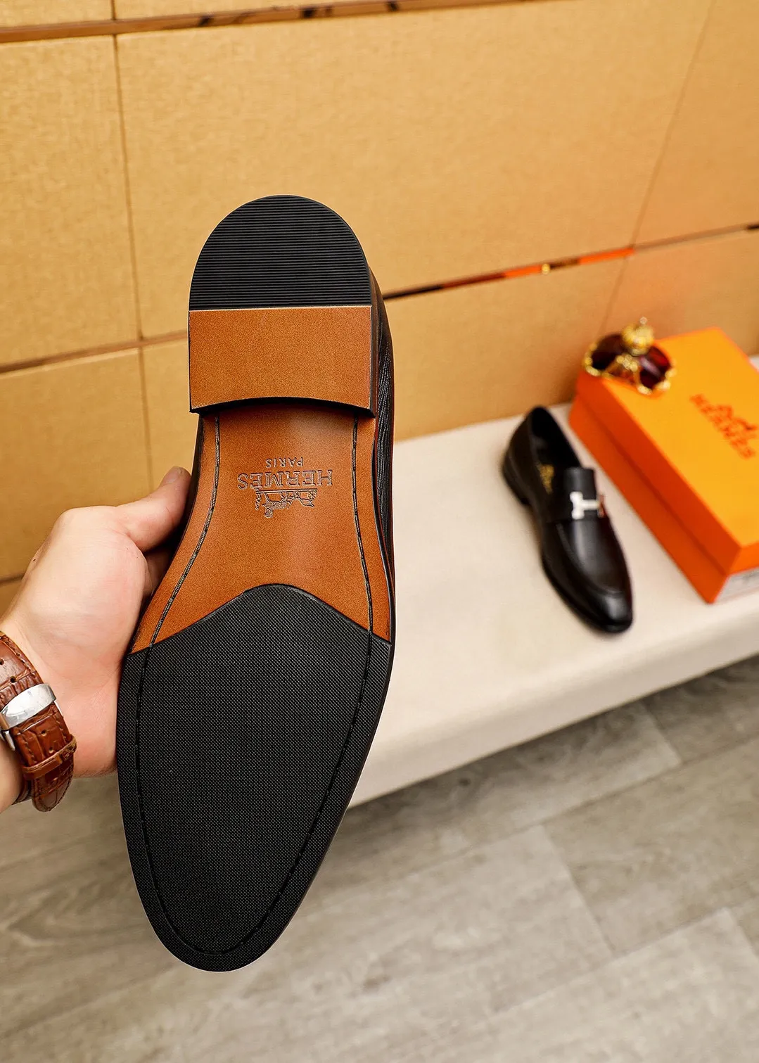 Men's shoes 💰480 💐 Product trademark: HERMES "Hermès" casual leather shoes Regular size: 39-44 (38.45.46🉑️Customized) Product materials: Selected imported first-layer calfskin embossed upper + classic hardware buckle, imported water-dyed cowhide lining. Strong three-dimensional visual effect, combined outsole Color: 1⃣️color optional